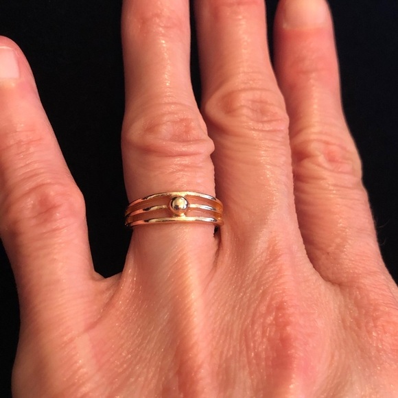 Elegant Gold-Tone Women's Ring - Picture 3 of 8